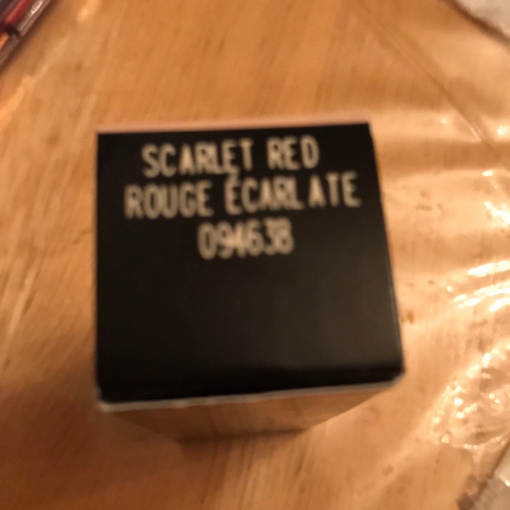 Mary Kay Gel Semi-Shine Lipstick Scarlet Red - Picture 16 of 16